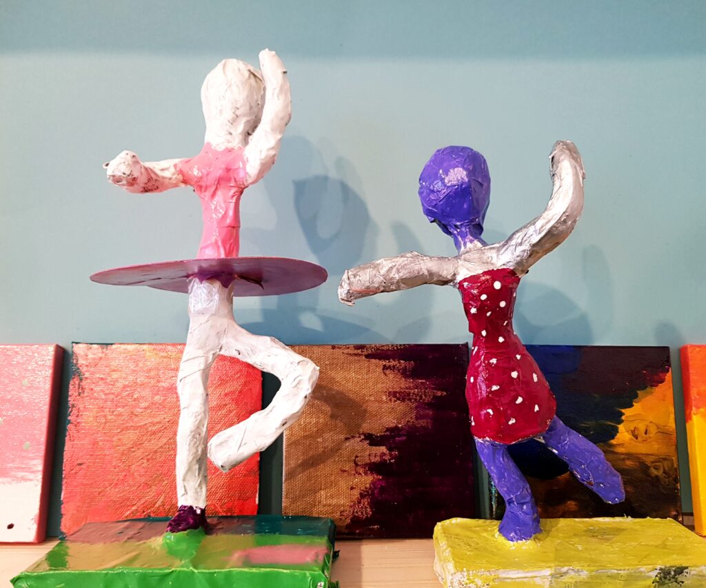 Bunte Figuren und Leinwände aus einem Kunstkurs für Kinder in der Malkunstwerkstatt Cottbus